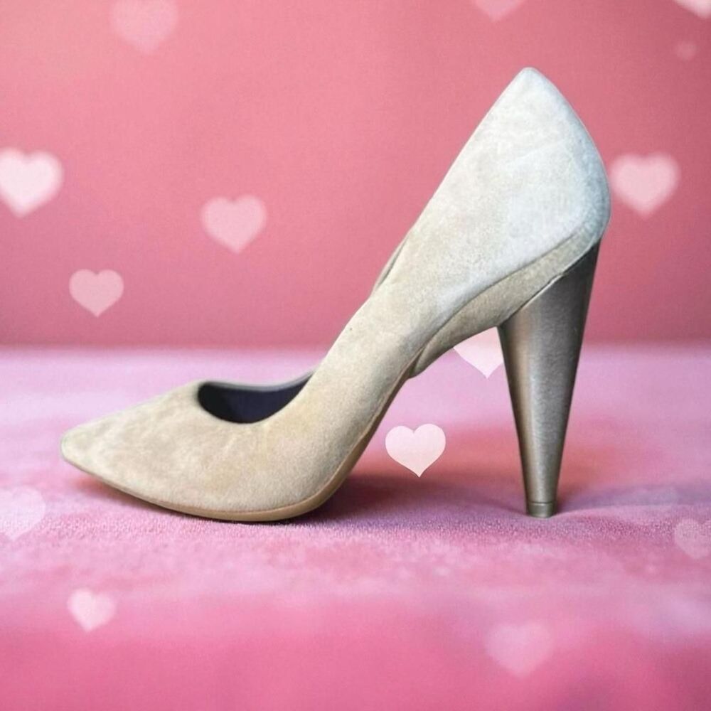 New Vic Matie' Beige Suede Pumps sz 5.5
